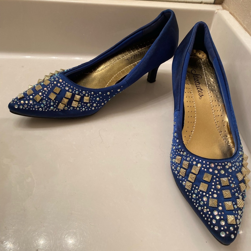 Elegant Blue Women's Pump with Gold Embellishments